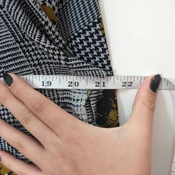 SHARAGANO Tunic Top Floral Smocked Accent Buttons - Picture 7 of 8